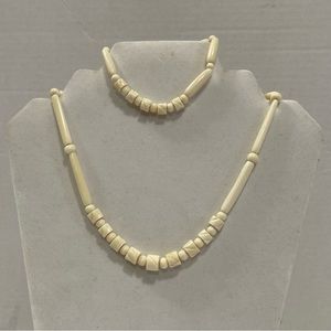 Women cream carved bone beaded necklace and bracelet. Pre-owned.